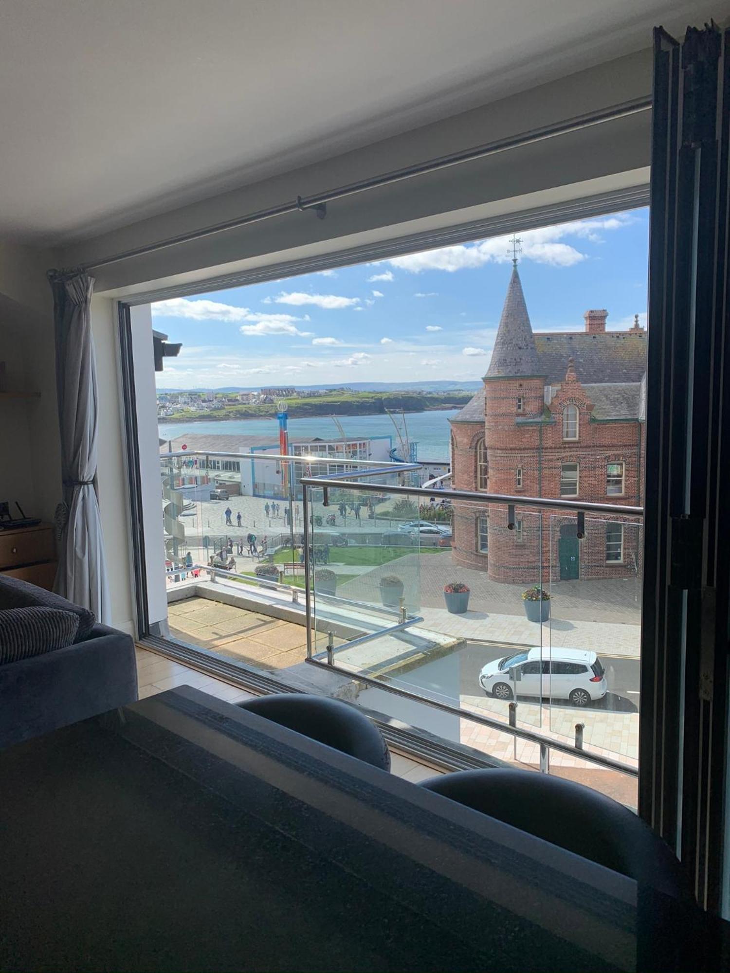 Penthouse Apartment - Town Centre, Sea Views, Secure Parking Portrush Exterior foto